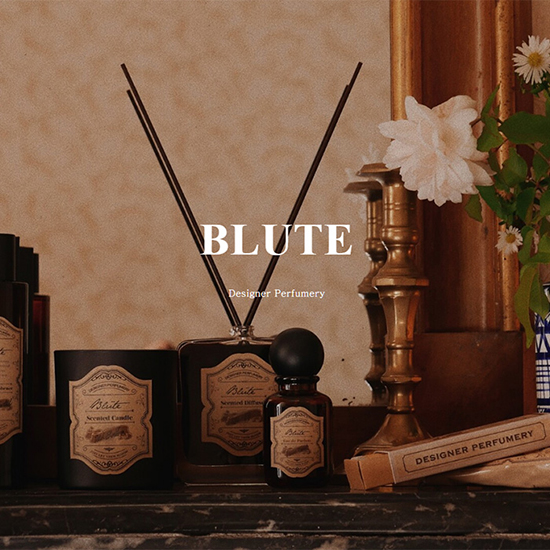 ヴィンテージスタイルの香水瓶が並んでいる棚